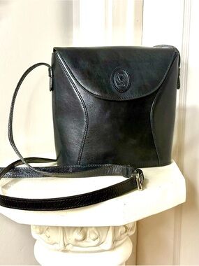 Disser Vintage Black Leather Bucket Crossbody Bag with Embossed Crest